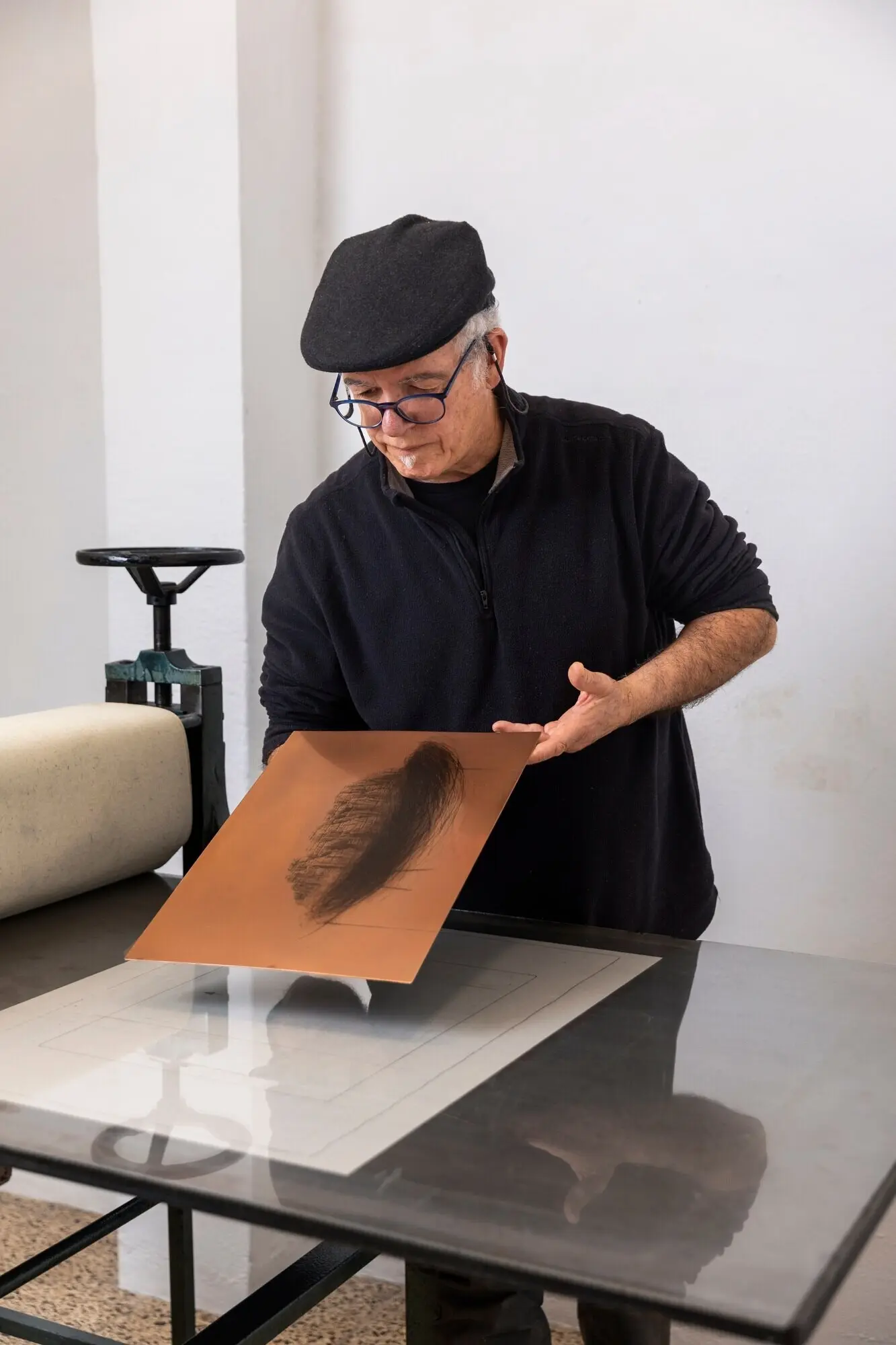 Nahaufnahme einer Person, die an einer Gravur arbeitet.